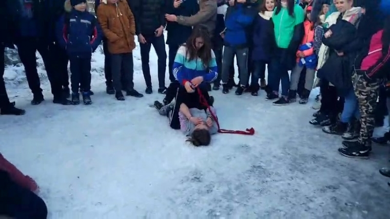 Не на жизнь,а на смерть»ожесточенную групповую драку четырех школьниц в окружении толпы зевак засняли на видео