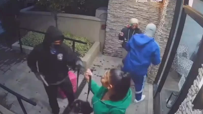 После танцев во время вручения премии bet awards в лос анджелесе злоумышленники отобрали вещи и гонорар в 10 тысяч долларов