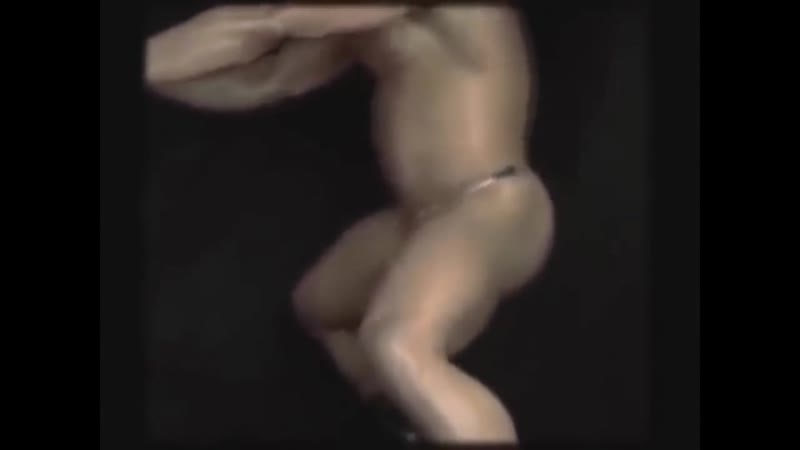 Чёрный гомсек кушает гречку