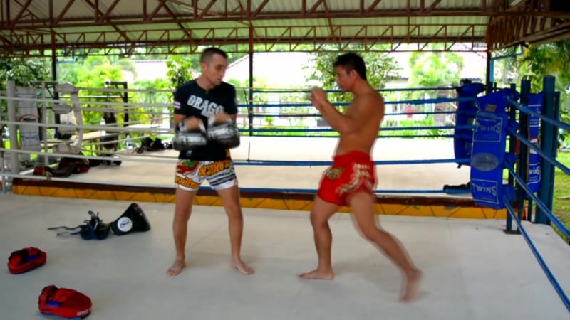 Мидл кик с тайцами, техника муай тай, удар ногой в корпус