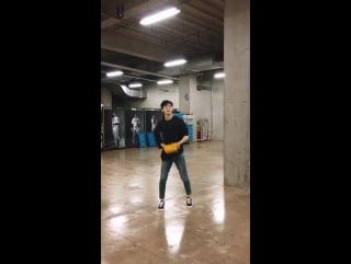 |170923| hongbin practicing for first pitch ceremony in fukuoka @ realvixx japan