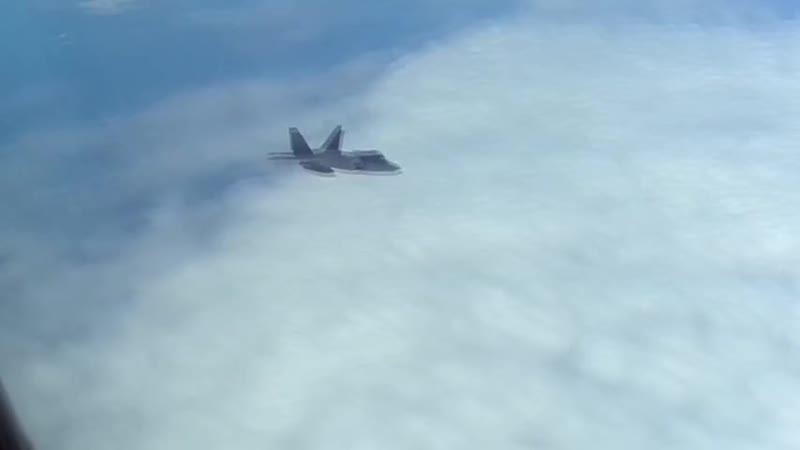 Российские стратегические ракетоносцы ту 95мс провели 11 часовой полет над нейтральными водами тихого океана и чукотского моря