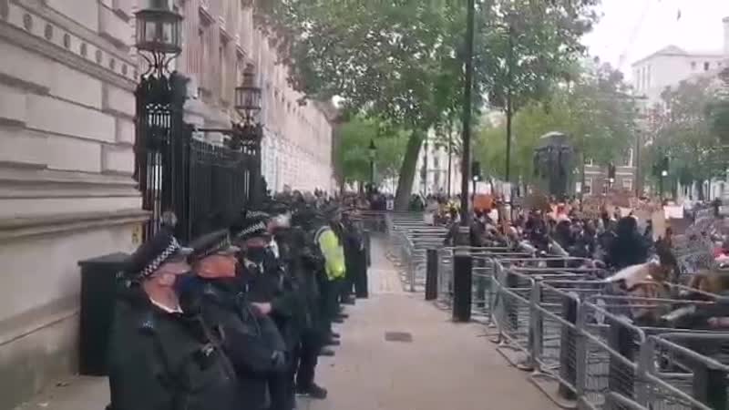 Группа сотрудников лондонской полиции не отступила от своих принципов и не встала на колени перед протестующими