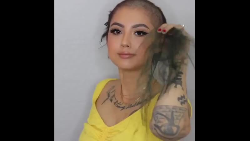 Девушка побрилась налысо