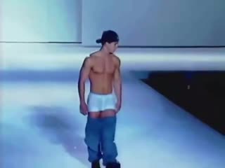 Mark wahlberg no desfile calvin klein 1991 "his cavins"