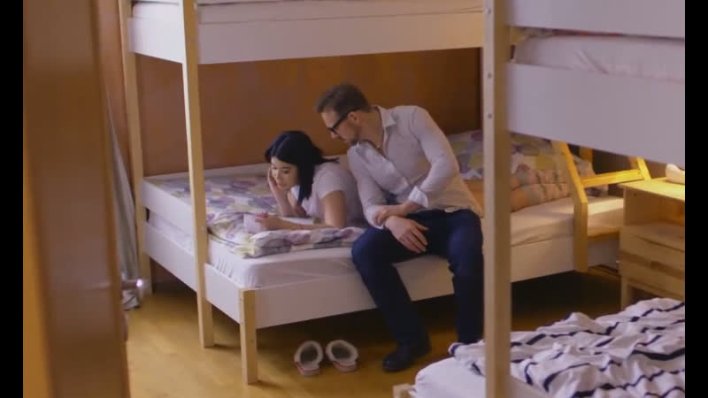 Мужичок обкатала молодую брюнетку, прямо в её комнате)