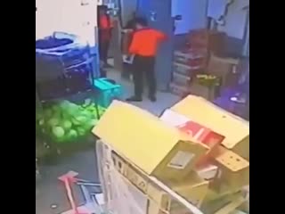 Кассир московского супермаркета одним ударом молодыепокупателя