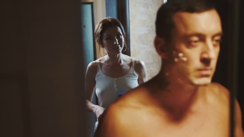 U yechindi va sochli mushukini korsatdi.