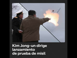 Kim jong un observa una prueba de misil