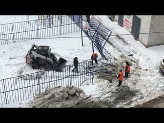 В самаре уборка снега обернулась сносом забора