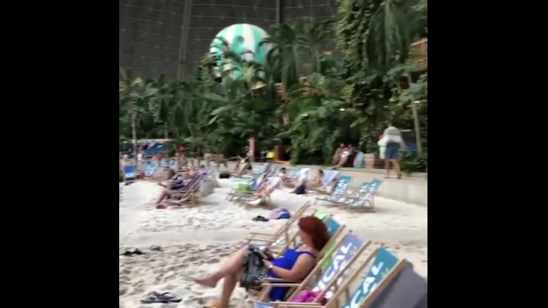 Громадный крытый японский аквапарк