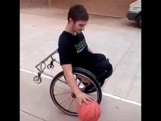 Silla haciendo malabares,безногий с рождения баскеболист из великобритании