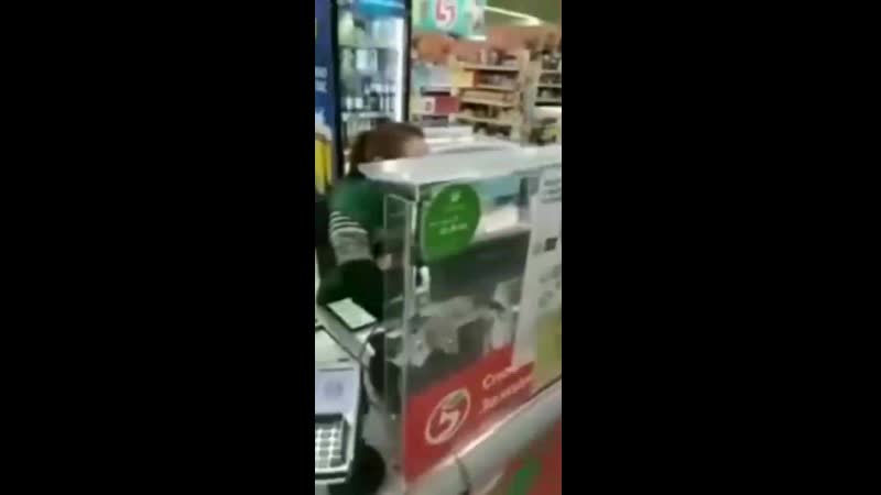 В магазине пятерочка произошел конфликт, девушка захотела чтобы её обслужили без маски