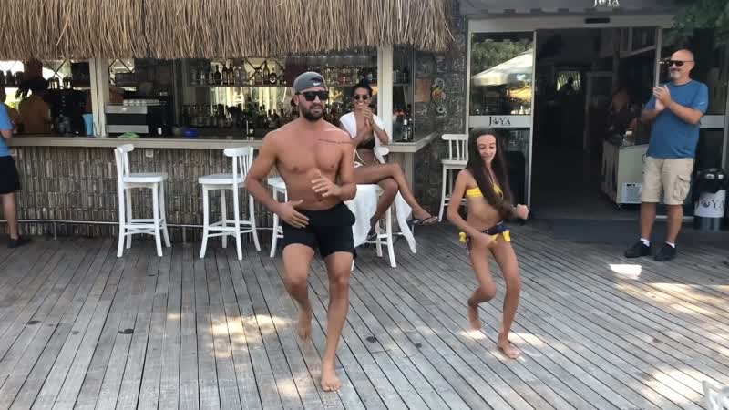 Папа и дочка танцуют maluma &amp; gims hola senorita omur abay &amp; sena yilmaz new zumba choreo zumba fitness