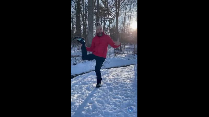 Дэн делает свою специальную программу растяжки перед тренироой