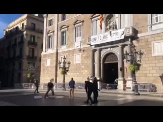 Fly news nuevo | plaza sant jaume, #barcelona varias personas atacan con bolsas de pintura la fachada del #palau de la gener