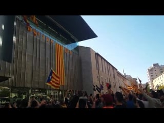 Spanish flag taken down from catalan government building in girona
