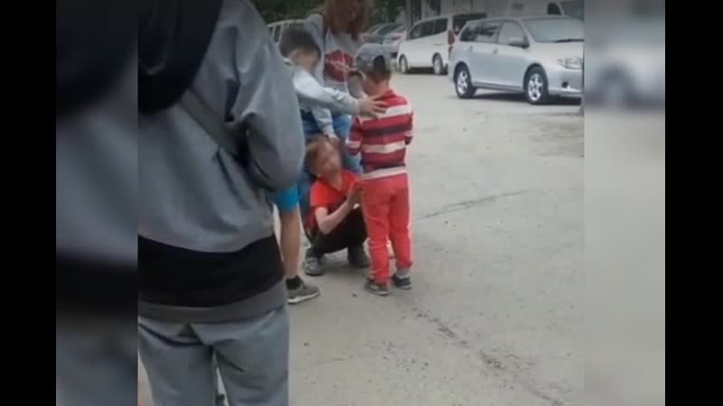 Жительница красноярска прилюдно поставила молодые на колени