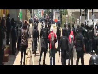 Enfrentamientos en calles de oaxaca contra peña nieto