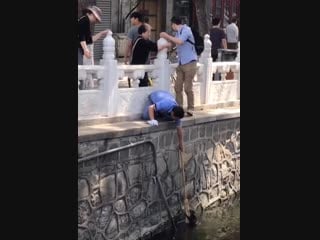 Good samaritan rescues cat with a broom