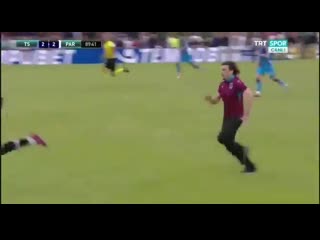 Болельщик трабзонспора попытался выиграть спринт у карамо