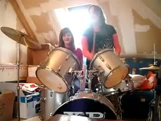 Фанатки группы, девушки играют на барабанах