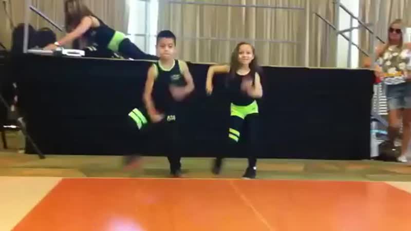 Детишки танцуют не по молодые)) браво!!