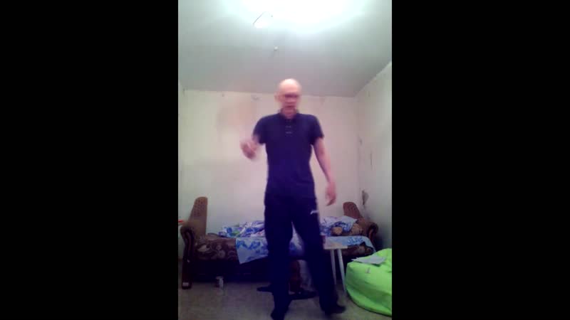 Русский богатырь танцует с саблями