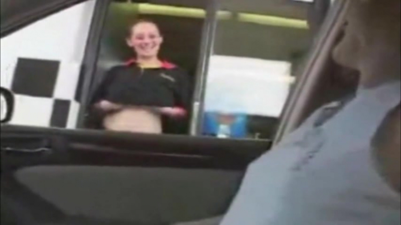 Официантка из мака показала сиськи [18 +] (waitress from mcdonalds showed tits)