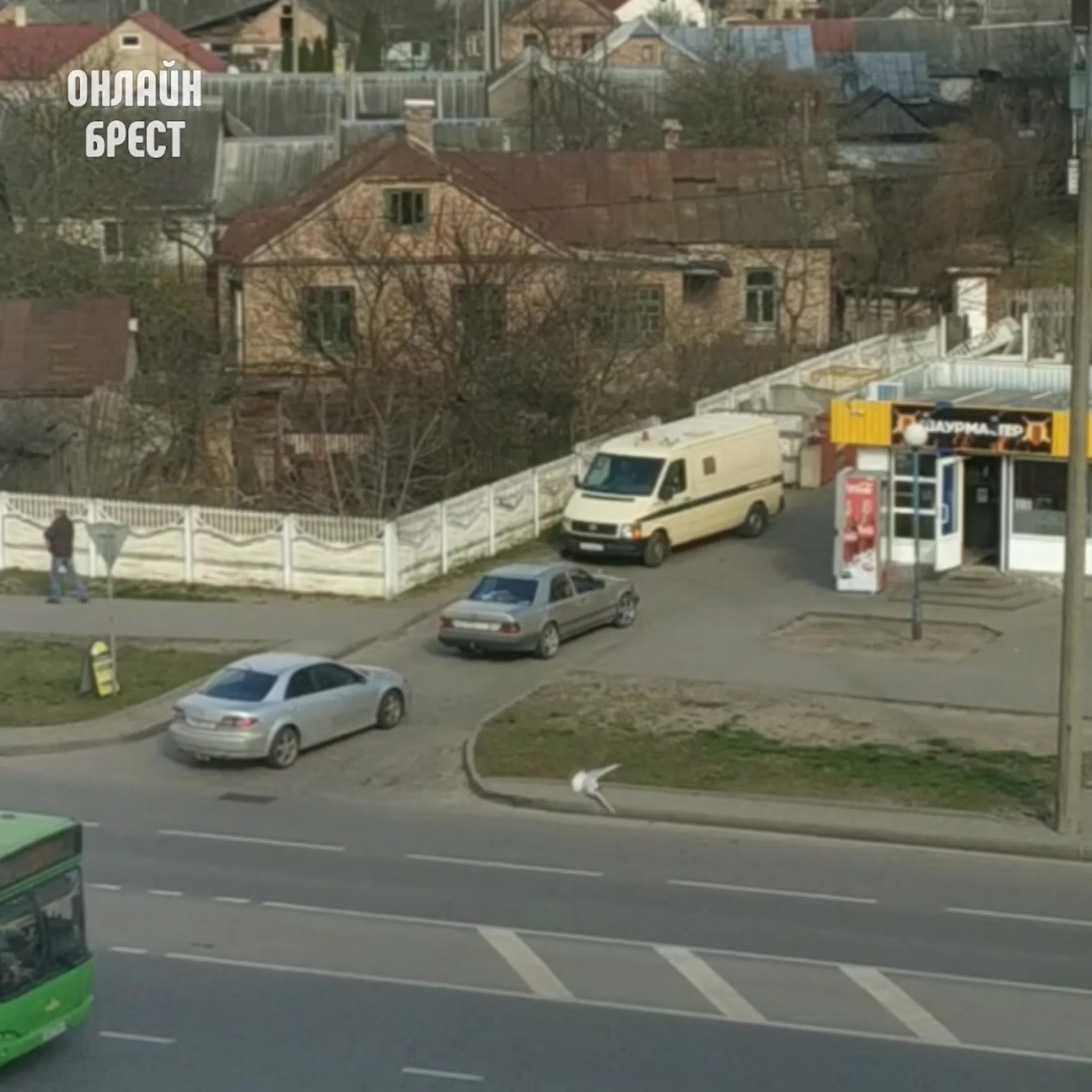 Водители инкассации и mercedes