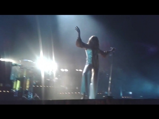 Florence makes her entrance (live at 3arena, dublin, ireland | )