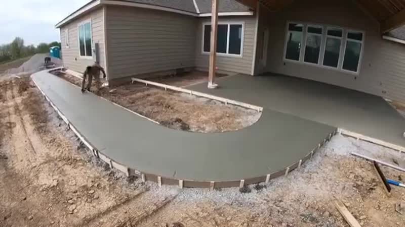 Залили бетонную дорожку