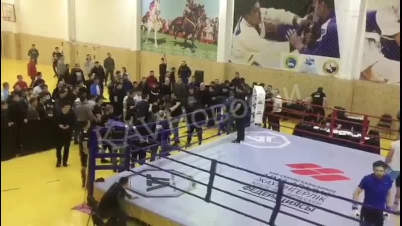 Беспредел на чемпионате казахстана по мма в нур султане! тренер столичной команды ударил ножом тренера из другой команды и после