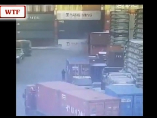 Контейнеры раздавили легковушку