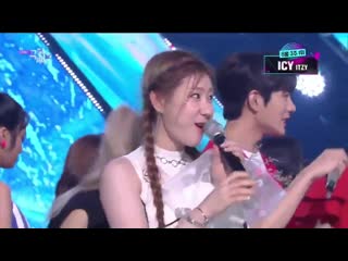 Cutest bean chaeryeongie who couldnt sing because her mouth was full with ice aaaaaaaaaaaaaaahhhh so cute omggg