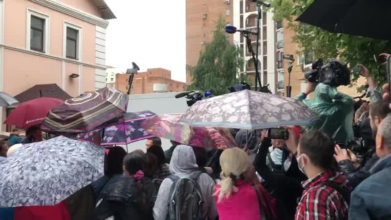 Толпа скандирует «свободу» и «миша держись»