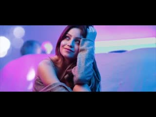 Karol sevilla «vuélveme a mirar asi»
