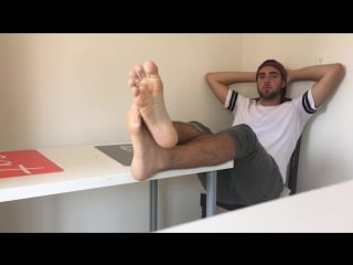 Разувается, снимает носки и показывает красивые ноги [gallery feet 18+]