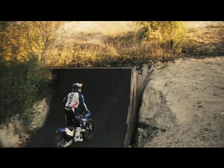 Freestyle fmx tricks in tom pagès epic backyard homeworx