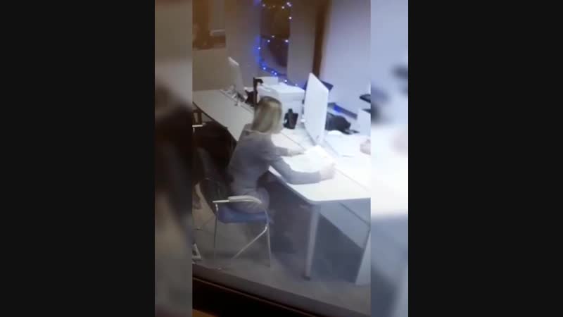 В казани ради получения кредита девушка разделась в банке [16+]