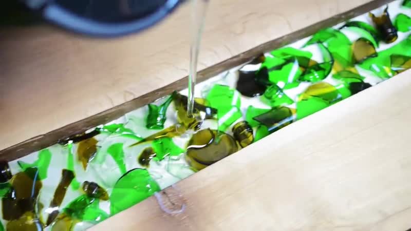 Барная стойка из эпоксидки и битого стекла