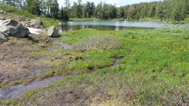 Так тают ледники и наполняют горные реки