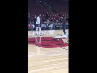 Пиджей делает кроссовер перед папой, дерриком роузом (pj, derrick rose)