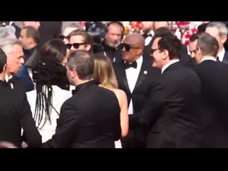 Quentin tarantino giving margot robbie a twirl