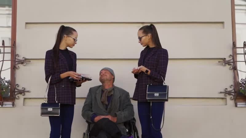 Однажды блогеры близняшки из казани накормили бомжа роллами