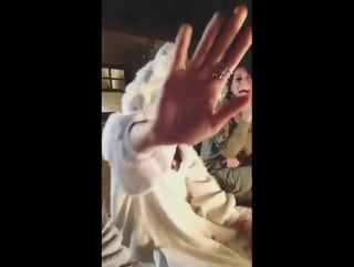 Nina dobrev com amigos em uma festa do pijama na casa de lauren paul em comemoração ao aniversário da amiga