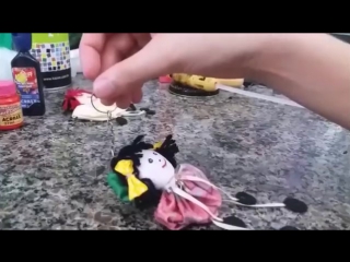 Como fazer uma boneca de fuxico de tecido e chaveiro