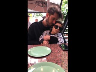 Тай снимает на телефон супруга энрике и сына мартина