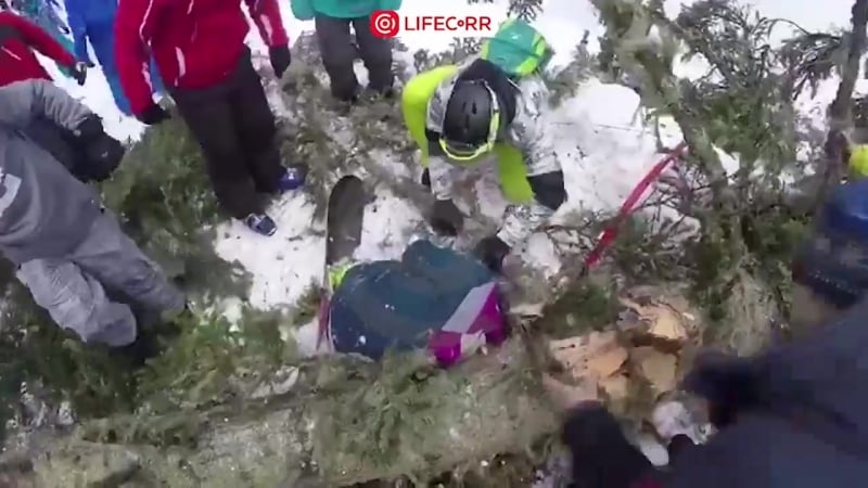 Момент падения сосны на сноубордистку в роза хутор сочи,