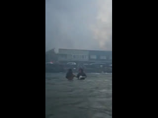 Гавайцы сидят в воде как гиппопотамы, а где легендарные пиндосные спасатели?